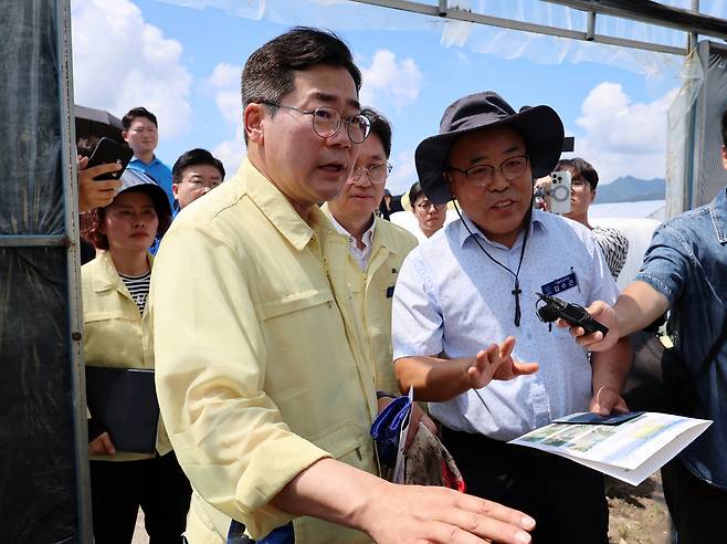 박찬대 더불어민주당 당대표 후보가 22일 수해 피해 지역인 전남 곡성군 곡성읍 대평리를 찾아 현장을 살펴보고 있다. [연합]