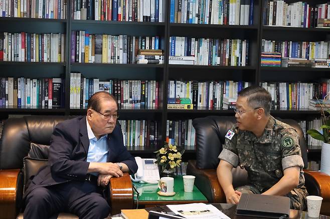 이종찬 광복회장은 22일 육사 후배들에게 “정치성향의 기회주의자인 육사 선배들을 절대 닮지 말라”고 당부했다. 이 회장은 이날 광복회를 방문한 소형기(육사 50기·소장) 육군사관학교 교장을 비롯한 일행을 만나 “육사생도들은 국군의 계보를 분명히 알아야 한다”며 이같이 말했다. [광복회 제공]