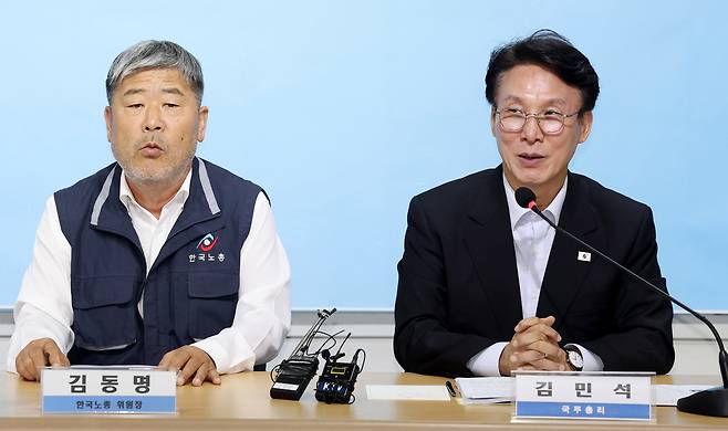 김민석 국무총리가 22일 오후 서울 영등포구 여의도 한국노동조합총연맹에서 열린 간담회에서 인사말을 하고 있다. 왼쪽 김동명 한국노총 위원장 [뉴시스]