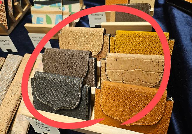 지난 20일 서울 강남구 코엑스에서 열린 ‘코리아비건페어 2025’에 참여한 비건 가죽 업체의 제품이 전시돼 있다. 김광우 기자.