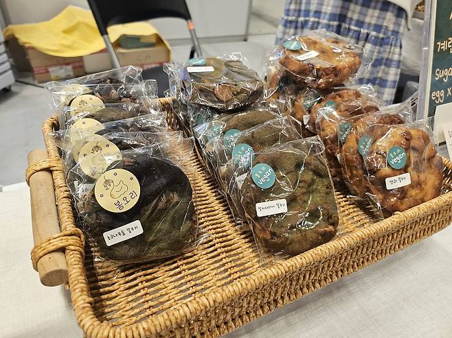 지난 20일 서울 강남구 코엑스에서 열린 ‘코리아비건페어 2025’에 참여한 비건 베이커리 업체의 제품이 전시돼 있다. 김광우 기자.