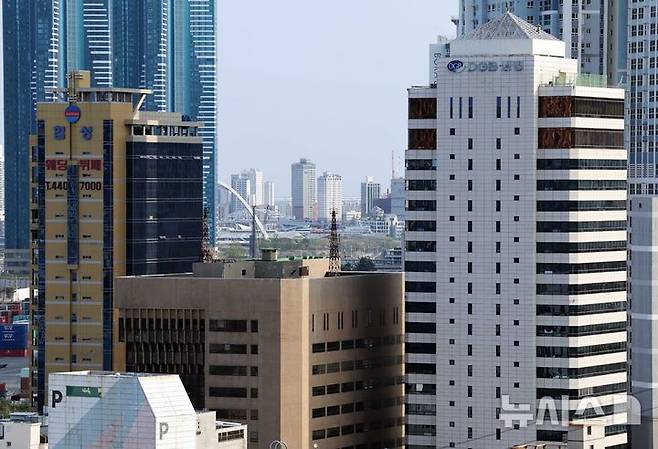 [부산=뉴시스] 하경민 기자 = 해양수산부는 10일 부산 이전 청사 위치를 부산 동구 소재 IM빌딩(본관·사진 오른쪽)과 협성타워(별관·왼쪽)로 결정했다고 밝혔다.  앞서 이재명 대통령은 청사 이전 부지가 없으면 임대라도 해서 연내 해수부를 이전할 방안을 검토하라고 지시했다. 2025.07.10. yulnetphoto@newsis.com