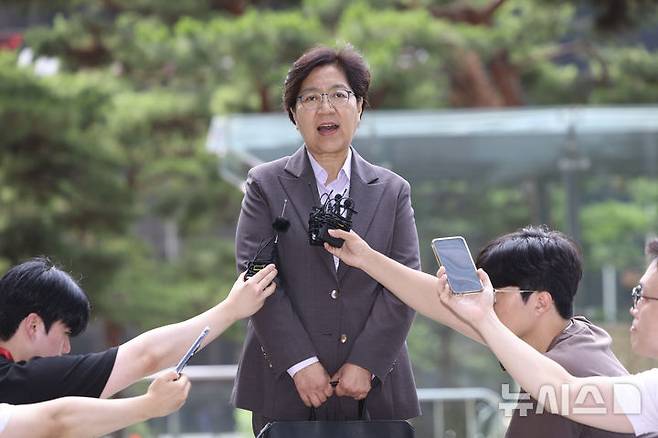 [서울=뉴시스] 김근수 기자 = 정은경 보건복지부 장관 후보자가 30일 서울 중구 T타워에 마련된 후보자 사무실로 출근하며 취재진의 질문에 답하고 있다. 2025.06.30. ks@newsis.com