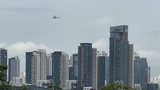 [세종=뉴시스] 실종자를 찾기 위해 18일 오전 세종시 나성동 상공에 떠 있는 경찰 헬리콥터.(사진=세종시출입기자단 제공) 2025.07.18 photo@newsis.com *재판매 및 DB 금지