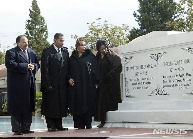 [아틀랜타( 미 조지아주)=AP/뉴시스]2006년 건립된 킹목사 부부의 새 묘지판 앞에 2024년 1월 22일 마틴 루서 킹 주니어 목사의 자녀들이 서 있다. 왼쪽 부터 마틴 루서 킹 주니어 3세 , 덱스터 킹, 욜란다 킹, 버니스 킹.  2025.07.22.