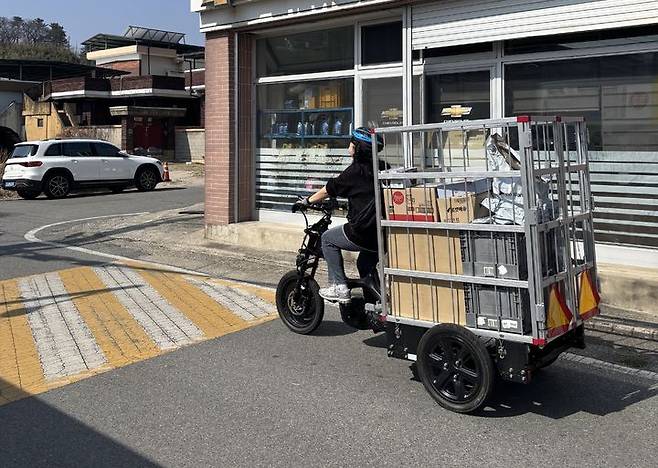 [안동=뉴시스] 화물 전기자전거로 배송하는 장면. (사진=경북도 제공) 2025.07.22. photo@newsis.com *재판매 및 DB 금지