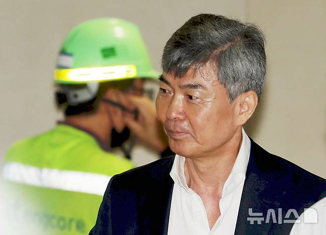 [서울=뉴시스] 홍효식 기자 = 이종호 전 블랙펄인베스트 대표가 지난 21일 서울 종로구 KT 광화문빌딩 웨스트에 마련된 윤석열 전 대통령 부인 김건희 여사 의혹을 수사하는 민중기 특별검사 사무실로 출석하고 있다. 2025.07.22. yesphoto@newsis.com