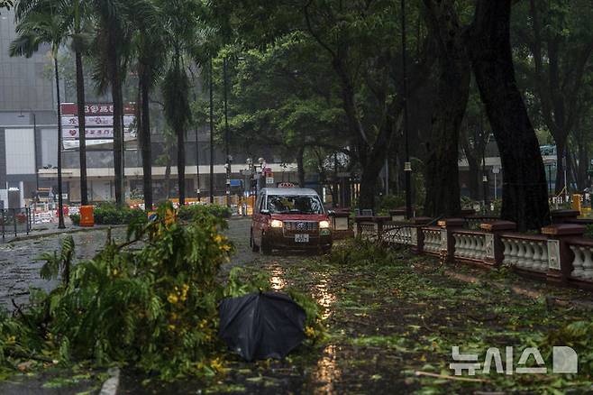 [홍콩=AP/뉴시스] 20일(현지 시간) 홍콩을 강타한 제6호 태풍 위파 영향으로 도로에 나무가 쓰러져 있다. 2025.07.22.