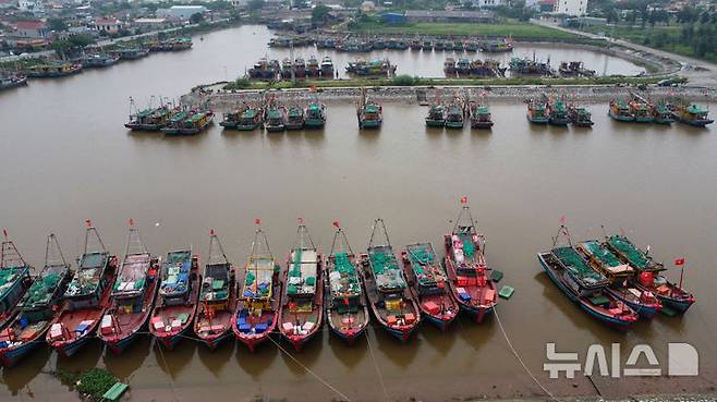 [닌빈=AP/뉴시스] 21일(현지 시간) 베트남 닌빈에서 어선들이 제6호 태풍 ‘위파’에 대비해 피항해 있다. 2025.07.21.
