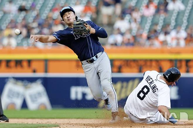 [디트로이트=AP/뉴시스] 탬파베이 레이스 유격수 김하성이 9일(현지 시간) 미 미시간주 디트로이트 코메리카 파크에서 열린 2025 메이저리그 디트로이트 타이거스와의 경기 4회 말 맷 비어링을 포스 아웃시킨 후 1루에 송구하고 있다. 2025.07.09.