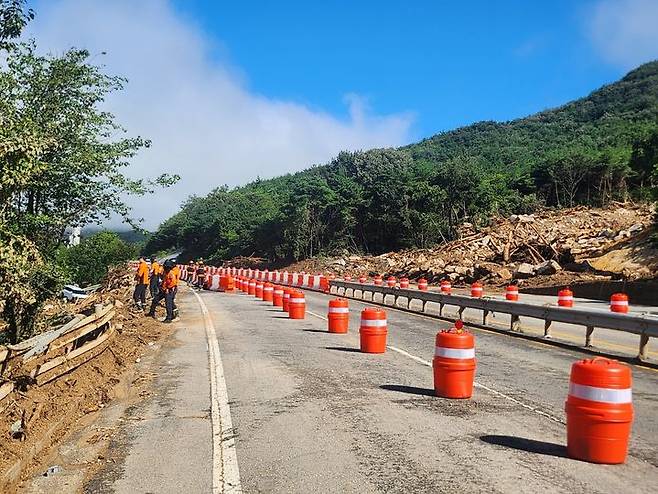 [산청=뉴시스] 서희원 기자= 22일 오전 경남 산청군 신안면 외송리 구 경호강 휴게소 침수지역에 수색작업을 하고있다. 2025. 07. 22. shw1881@newsis.com *재판매 및 DB 금지