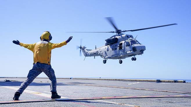 [서울=뉴시스] 지난 17일과 18일 해군 마라도함과 해병대 상륙기동헬기 마린온이 호주 북동부 해상에서 2025 탈리스만 세이버 연합해상훈련을 하고 있다. (사진=해군 제공) 2025.07.22. photo@newsis.com *재판매 및 DB 금지