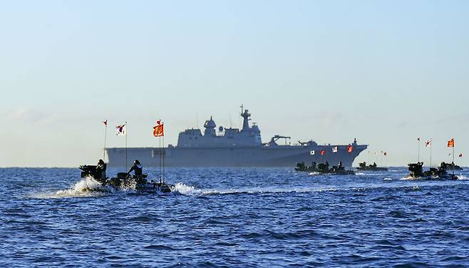 [서울=뉴시스] 지난 16일 해군 마라도함과 해병대 한국형 상륙돌격장갑차(KAAV)가 호주 북동부 해상에서 2025 탈리스만 세이버 연합해상훈련 연습을 하고 있다. (사진=해군 제공) 2025.07.22. photo@newsis.com *재판매 및 DB 금지