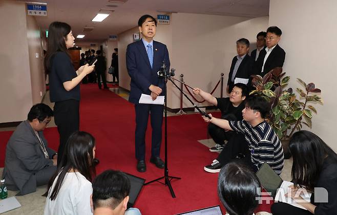 [서울=뉴시스] 김명원 기자 = 구윤철 경제부총리 겸 기획재정부 장관이 22일 오전 서울 종로구 정부서울청사에서 열린 대외경제장관회의를 마친 후 취재진 질문에 답하고 있다. 2025.07.22. kmx1105@newsis.com