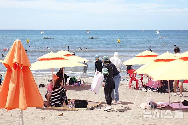 [제주=뉴시스] 양영전 기자 = 비가 그친 뒤 무더위가 이어지고 있는 지난 19일 오후 피서객들이 제주시 이호테우해수욕장을 찾은 모습. 2025.07.22. 0jeoni@newsis.com