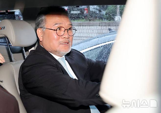 [서울=뉴시스] 홍효식 기자 = 이일준 삼부토건 회장이 지난 17일 오후 서울 서초구 서울중앙지방법원에서 열린 구속 전 피의자 심문에 출석한 뒤 법원을 나서며 차량에 탑승하고 있다. 2025.07.22. yesphoto@newsis.com