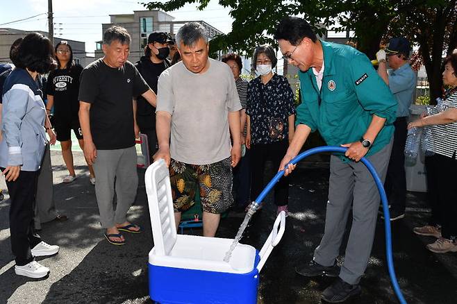 [울산=뉴시스] 울산 울주군은 최근 집중호우로 인한 단수 피해지역에 전 직원을 동원해 물 공급에 총력을 다하고 있다고 22일 밝혔다. (사진=울주군 제공) 2025.07.22. photo@newsis.com  *재판매 및 DB 금지