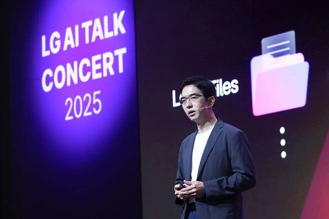 [서울=뉴시스]22일 서울 강서구 마곡 LG사이언스파크에서 열린 'LG AI 코트 콘서트 2025'에서 이홍락 공동 연구원장이 발언하고 있다. (사진 = LG) photo@newsis.com  *재판매 및 DB 금지