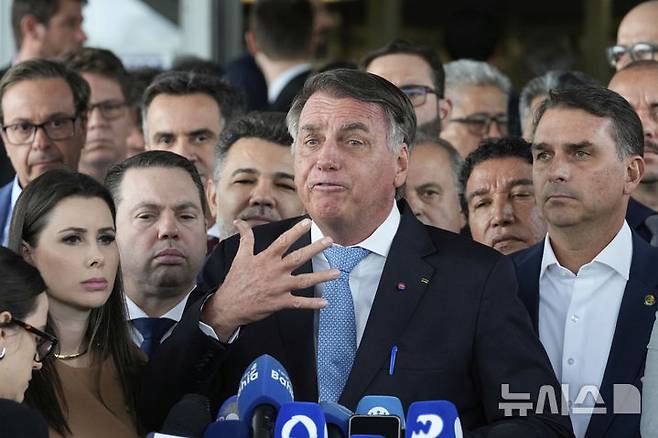 [브라질리아=AP/뉴시스] 자이르 보우소나루 브라질 전 대통령이 26일(현지 시간) 브라질 의회 앞에서 기자들에게 발언하고 있다. 앞서 브라질 연방대법원은 보우소나루 전 대통령에게 쿠데타 모의 등 혐의를 적용한 검찰의 기소를 받아들이고 재판 개시를 명령했다. 보우소나루는 극우 세력의 폭력 행위를 선동하고 쿠데타를 계획한 혐의 등을 받고 있다. 2025.03.27.