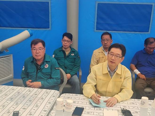 [산청=뉴시스] 서희원 기자= 22일 김경수 지방시대위원장이 경남 산청읍 행정복지센터를 주차장 내 임시본부에서 피해 현황을 청취하고 있다. 2025. 07. 22. shw1881@newsis.com *재판매 및 DB 금지