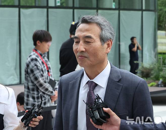 [서울=뉴시스] 배훈식 기자 = 윤석열 전 대통령의 부인 김건희 여사 의혹을 수사하는 민중기 특별검사가 지난 2일 오전 서울 종로구 KT 광화문빌딩 WEST에 마련된 특검 사무실로 출근하며 취재진의 질문을 받고 있다. 2025.07.02. dahora83@newsis.com