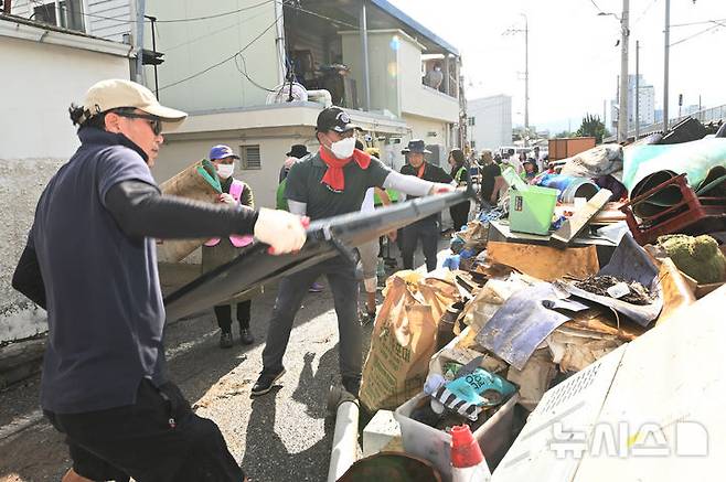 [광주=뉴시스] 이영주 기자 = 20일 오전 광주 북구 신안동 서암대로 100번길 주변에서 자원봉사자들이 복구작업에 나서고 있다. 광주·전남에는 지난 사흘간 500~600㎜ 괴물 폭우가 쏟아졌다. 2025.07.20. leeyj2578@newsis.com