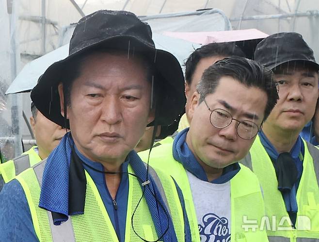 [예산=뉴시스] 김명년 기자 = 정청래, 박찬대 더불어민주당 당대표 후보가 21일 충남 예산군 신암면 조곡리 수해복구 현장에서 최재구 예산군수로부터 피해 현황을 듣고 있다. 2025.07.21. kmn@newsis.com