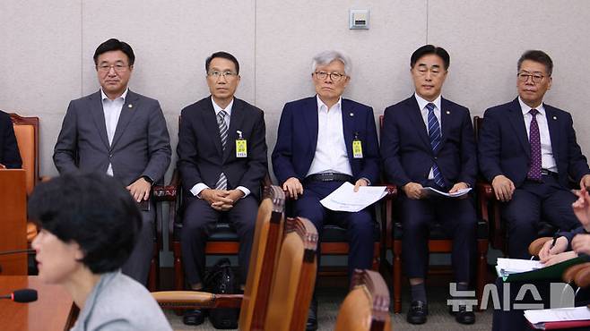 [서울=뉴시스] 김금보 기자 = 국회 행정안전위원회 소관 국무위원과 정부위원들이 22일 서울 여의도 국회에서 열린 법제사법위원회 전체회의에서 소관 순서를 기다리고 있다. 왼쪽부터 윤호중 행정안전부 장관, 유재성 경찰청장 직무대행, 최동석 인사혁신처장, 허석곤 소방청장, 김용빈 중앙선거관리위원회 사무총장. 2025.07.22. kgb@newsis.com