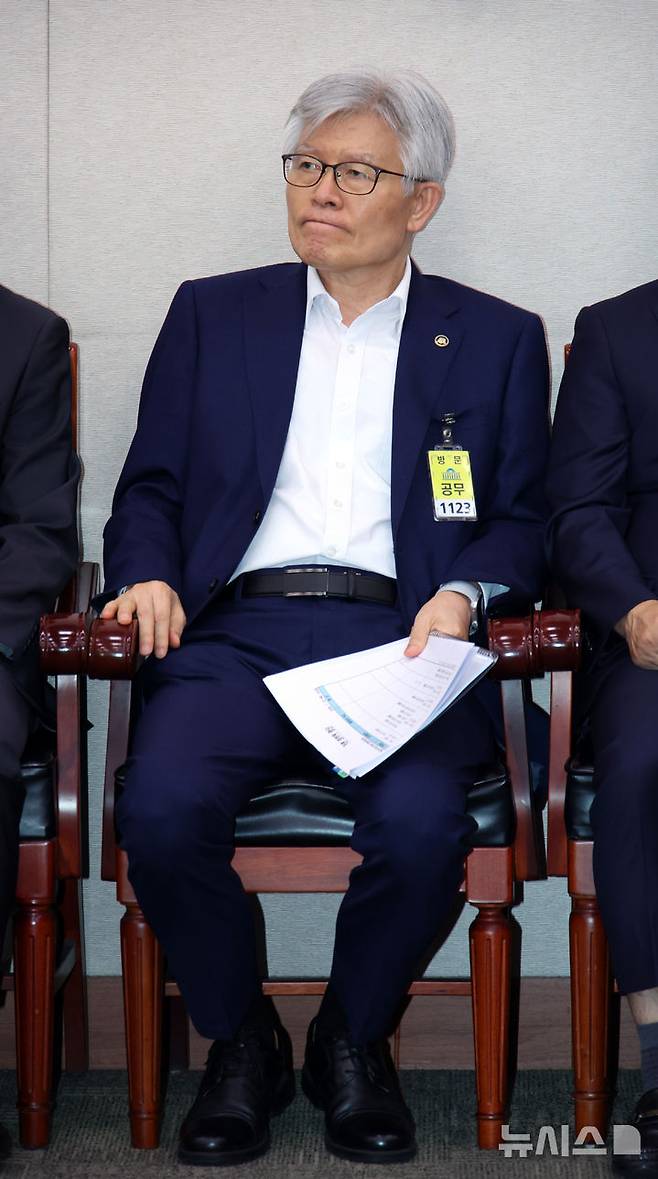 [서울=뉴시스] 김금보 기자 = 최동석 인사혁신처장이 22일 서울 여의도 국회에서 열린 법제사법위원회 전체회의에서 소관 순서를 기다리고 있다. 2025.07.22. kgb@newsis.com