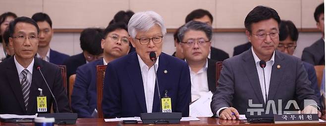 [서울=뉴시스] 조성봉 기자 = 최동석 인사혁신처장이 22일 오후 서울 여의도 국회에서 열린 법제사법위원회 전체회의에서 의원의 질의에 답변하고 있다. 왼쪽부터 유재성 경찰청장 직무대행, 최 인사혁신처장, 윤호중 행정안전부 장관. 2025.07.22. suncho21@newsis.com