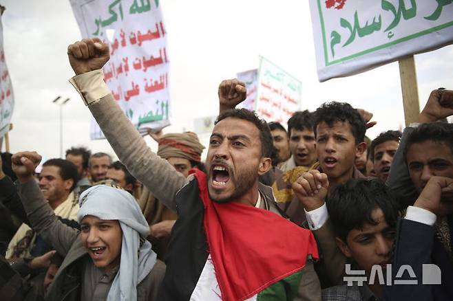 [사나=AP/뉴시스] 이스라엘군(IDF)은 22일(현지 시간) 예멘에서 발사된 미사일을 요격했다고 밝혔다. 사진은 후티 반군 지지자들이 지난 11일 예멘 사나에서 반미·반이스라엘 시위를 벌이는 모습. 2025.07.22.