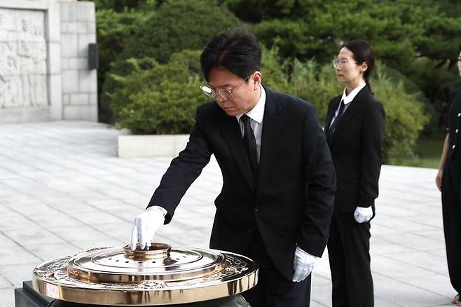 [서울=뉴시스] 김영훈 고용노동부 장관이 22일 취임 후 첫 방문지로 국립서울현충원을 찾아 참배하고 있다. 2025.07.22. (사진=고용노동부 제공) *재판매 및 DB 금지