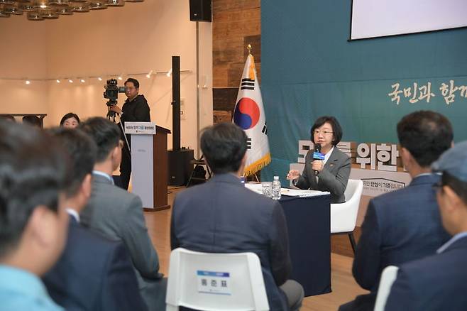 [서울=뉴시스] 오유경 식약처장이 22일 식의약 정책이음 열린마당에서 질의에 답변하고 있다. (사진=식약처 제공) 2025.07.22. photo@newsis.com *재판매 및 DB 금지