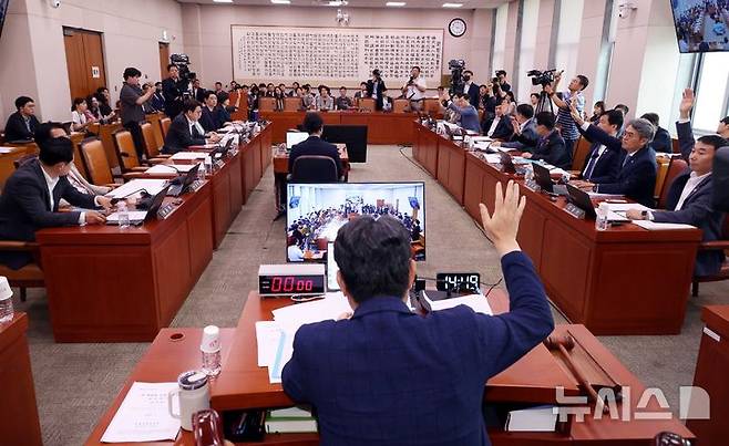 [서울=뉴시스] 조성봉 기자 = 이춘석 법사위원장이 22일 오후 서울 여의도 국회 법제사법위원회 전체회의에서 열린 'AI 디지털 교과서의 법적 지위를 교육자료로 바꾸는 초·중등교육법 일부개정법률안'에 대해 거수 투표를 진행하고 있다. 2025.07.22. suncho21@newsis.com