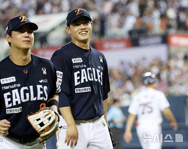 [서울=뉴시스] 홍효식 기자 = 22일 서울 송파구 잠실야구장에서 열린 2025 KBO리그 한화 이글스와 두산 베어스의 경기, 5회말 무실점으로 수비를 마친 한화 선발 문동주가 더그아웃으로 향하고 있다. 2025.07.22. yesphoto@newsis.com