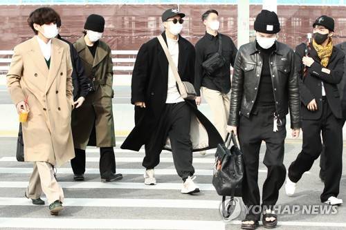 방탄소년단, 월드스타의 출국길 (영종도=연합뉴스) 진연수 기자 = 그룹 방탄소년단(BTS)이 미국 로스앤젤레스에서 열리는 지난 2021 아메리칸 뮤직 어워드 참석 및 오프라인 콘서트를 위해 17일 오후 인천국제공항 제2터미널을 통해 출국하고 있다. 2021.11.17 jin90@yna.co.kr