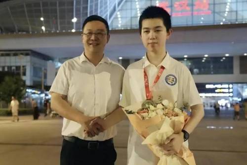국제수학올림피아드대회에서 1위를 차지한 중국 대표팀의 쉬치밍(오른쪽) [SCMP 캡처.연합뉴스]