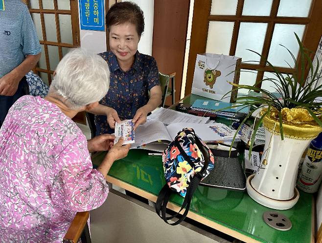 현장방문에서 민생회복 소비쿠폰을 전달하고 있다. 보성구 제공