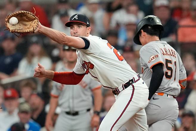 내야 안타로 출루하는 이정후. 연합뉴스