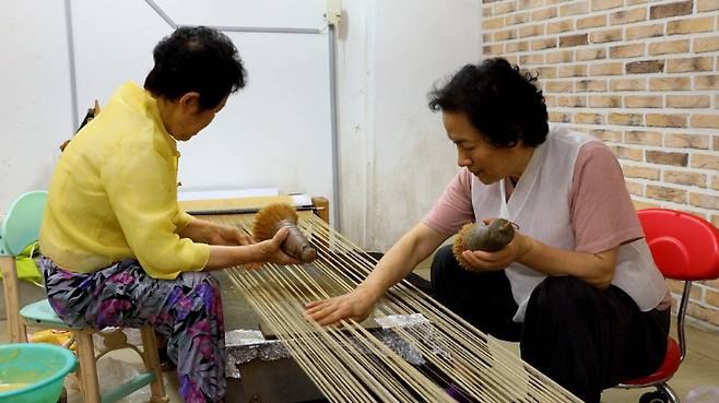 한산모시 콩풀 칠하기 장면. 노컷TV캡처