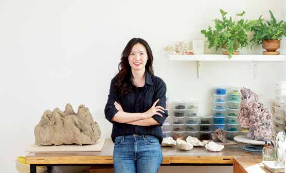 도자공예가 편예린이 많은 시간을 보내는 작업대 앞에서 미소 짓고 있다.