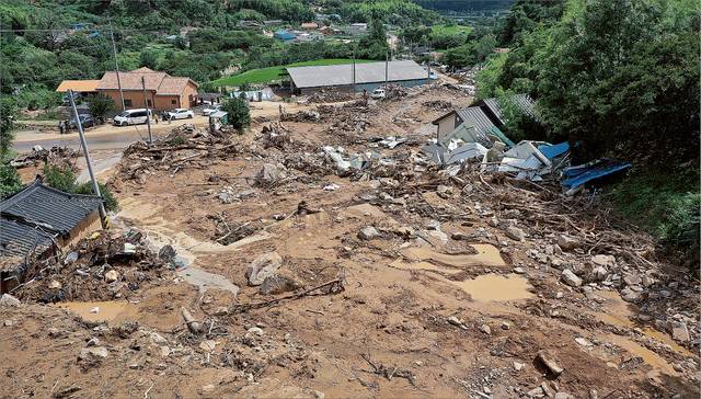 20일 오후 경남 산청군 산청읍 부리 내부마을이 전날 내린 폭우와 산사태로 파괴돼 원래 형태를 알아볼 수 없을 정도다. 연합뉴스