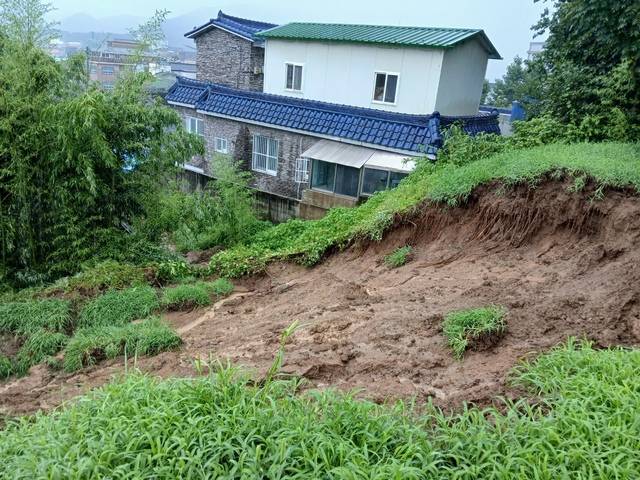 경남 함안의 말이산 고분군은 폭우로 비로 일부가 무너져 내렸다. 국가유산청