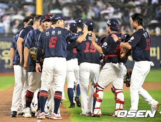 [OSEN=잠실, 이대선 기자] 프로야구 롯데 자이언츠가&nbsp;LG 트윈스를 꺾고 1경기 차이로 추격했다.&nbsp;롯데는 19일 서울 잠실구장에서 열린 2025 KBO리그&nbsp;LG와&nbsp;시즌 10차전 맞대결에서 6-1로 승리했다. 유강남이 2루타 2개를 때리며 3타수 2안타 2타점을 기록했다.&nbsp;경기 종료 후 롯데 선수들이 승리의 기쁨을 나누고 있다. 2025.07.19 /sunday@osen.co.kr