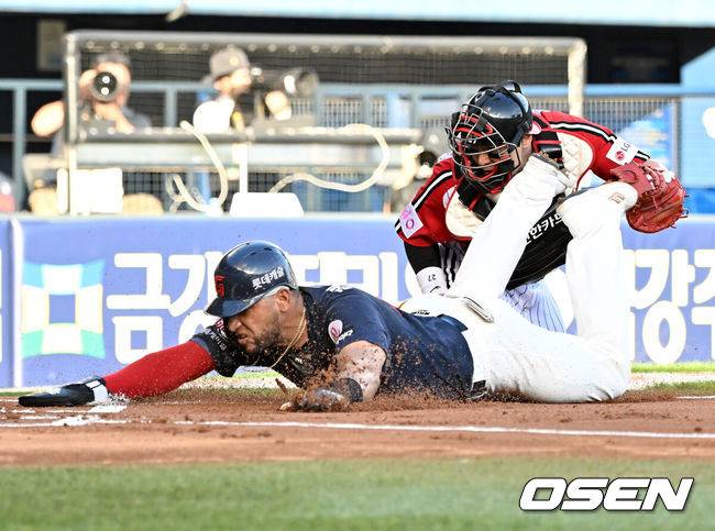 [OSEN=잠실, 민경훈 기자] 20일 오후 서울 잠실구장에서 ‘2025 신한 SOL BANK KBO리그’ LG 트윈스와 롯데 자이언츠의 경기가 열렸다.이날 경기에서 LG는 임찬규를, 롯데는 이민석을 선발투수로 내세웠다.1회초 2사 2루 롯데 윤동희의 우익수 앞 안타 때 홈으로 몸을 날린 레이예스가 LG 박동원에게 태그 당하고 있다. 2025.07.20 / rumi@osen.co.kr