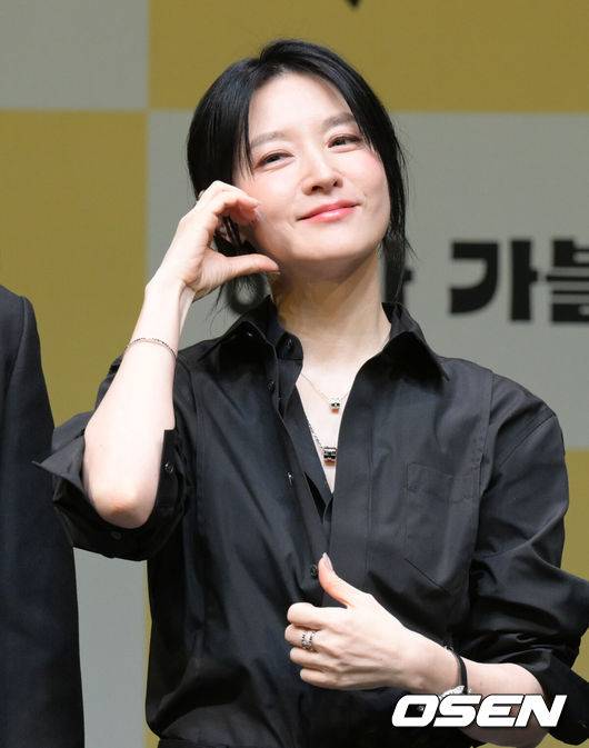 [OSEN=조은정 기자]연극 ‘헤다 가블러’ 제작발표회가 8일 오후 서울 강서구 LG아트센터 서울에서 열렸다.이날 현장에는 이현정 LG아트센터장을 비롯해 연출가 전인철, 배우 이영애, 김정호, 지현준, 이승주, 백지원 등이 참석했다.배우 이영애가 포즈를 취하고 있다. 2025.04.08 /cej@osen.co.kr