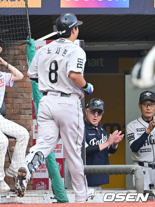 [OSEN=인천, 김성락 기자] 27일 인천 SSG랜더스필드에서 ‘2025 신한은행 SOL Bank KBO리그’ SSG 랜더스와 한화 이글스의 경기가 열렸다.이날 SSG는 문승원,한화는 엄상백을 선발로 내세웠다. &nbsp;1회초 1사 1, 3루 한화 노시환이 선취 3점 홈런 때 김경문 감독이 기뻐하고 있다. 2025.06.27 / ksl0919@osen.co.kr