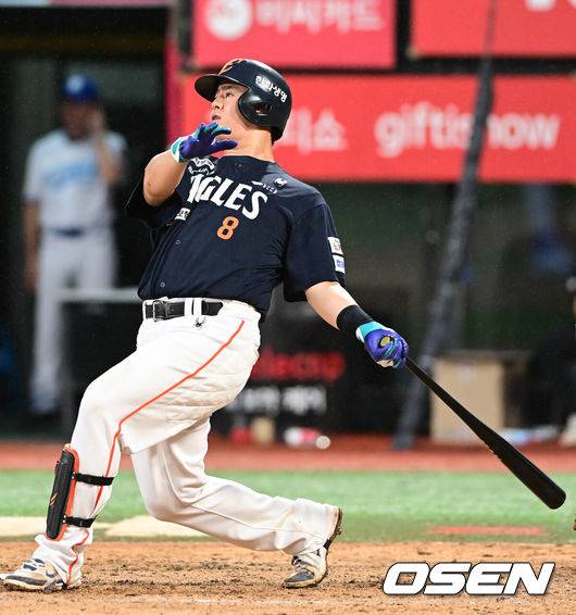 [OSEN=수원, 김성락 기자] 19일 오후 수원 KT위즈파크에서 ‘2025 신한 SOL Bank KBO리그’ KT 위즈와 한화 이글스의 경기가 열렸다.홈팀 KT는 헤이수스, 방문팀 한화는 와이스를 선발로 내세웠다.5회초 한화 선발타자 노시환이 다시 앞서가는 솔로 홈런을 날리고 있다. 2025.07.19 / ksl0919@osen.co.kr