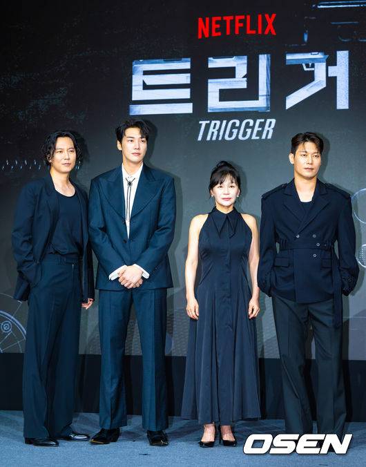 [OSEN=박준형 기자] 22일 서울 호텔 나루 서울 엠갤러리에서 넷플릭스 시리즈 '트리거' 제작발표회가 진행됐다.배우 김남길과 김영광, 길해연, 박훈이 출연하는 ‘트리거’는 총기 청정국으로 불리는 한국에서 갑자기 출처를 알 수 없는 불법 총기가 배달되기 시작하면서 벌어지는 이야기다. 배우 김남길과 김영광, 길해연, 박훈이 포즈를 취하고 있다. 2025.07.22 / soul1014@osen.co.kr