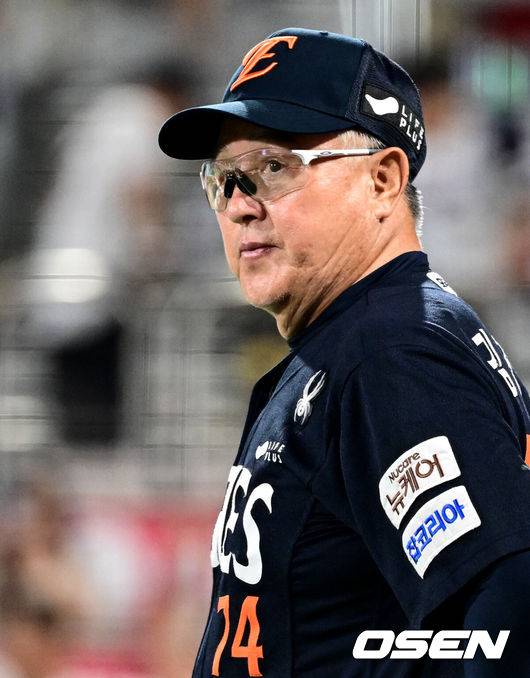 [OSEN=수원, 조은정 기자]3루를 가득 메운 이글스 팬들이 만루홈런을 외치자 진짜 만루홈런을 쳤다. 한화 야구가 미쳤다.프로야구 한화 이글스는 20일 수원KT위즈파크에서 열린 2025 신한 SOL뱅크 KBO리그 KT 위즈와의 시즌 11차전에서 10-0으로 승리했다.한화 김경문 감독이 승리 세리머니를 위해 도열하고 있다. 2025.07.20